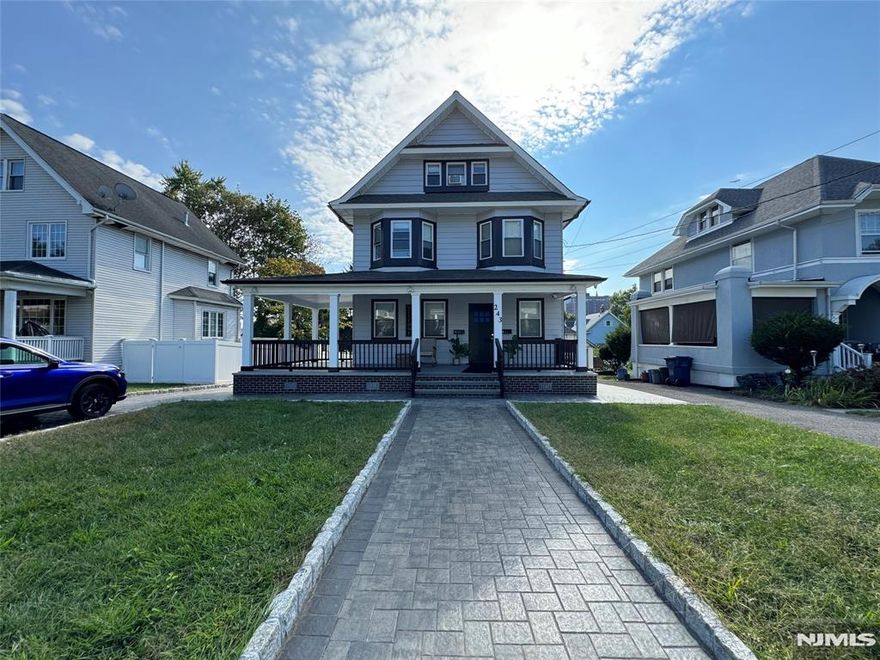 HACKENSACK 3 BED 1 BATH RENTAL This conveniently located 2nd floor unit features a beautiful kitchen with stainless steel appliances, 3 spacious bedrooms including a master suite, and an additional full bath. You'll also love the stunning hardwood floors.