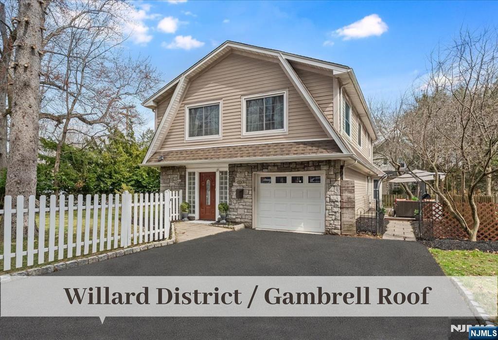 625 Barnett Place, Ridgewood, New Jersey - 4 Bedrooms  
2 Bathrooms  
7 Rooms - 