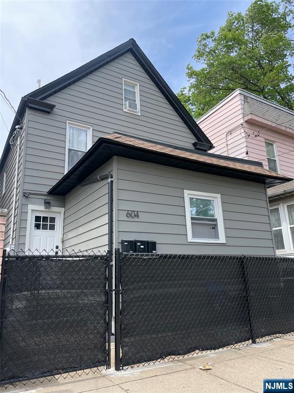 604 8th St, Newark, New Jersey - 2 Bedrooms  
1 Bathrooms  
4 Rooms - 