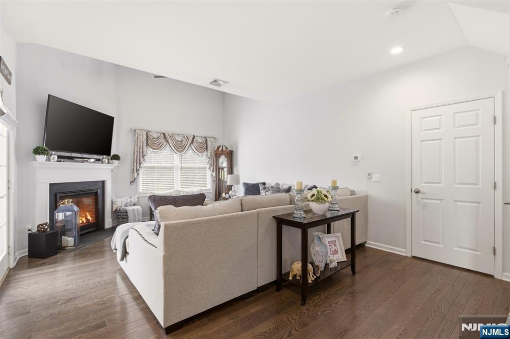 2 Bluffs Court
