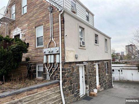 Photo of 1014 Ponsi St #B, Fort Lee, NJ 07024 (MLS # 26009006)