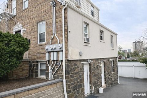 Photo of 1014 Ponsi St #B, Fort Lee, NJ 07024 (MLS # 26009006)