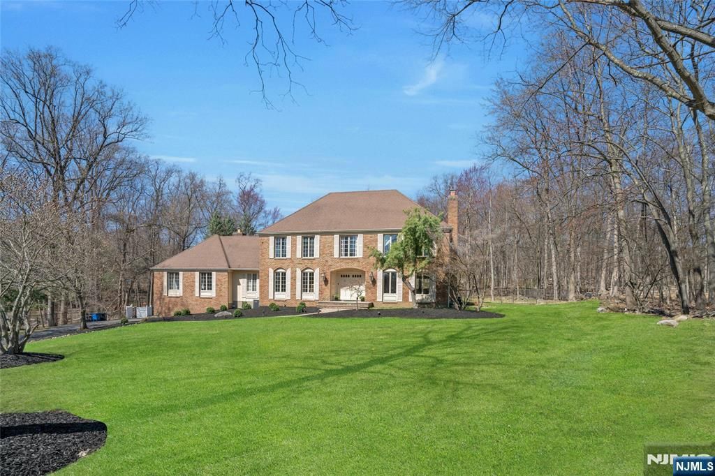 Photo of 450 Saddle Back Trail, Franklin Lakes, NJ 07417 (MLS # 25010633)