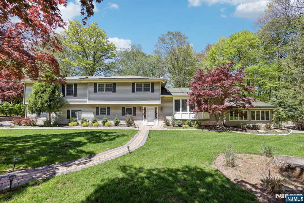 Rental Property at 275 Sycamore Ct, Wyckoff, New Jersey - Bedrooms: 4 
Bathrooms: 5 
Rooms: 11  - $8,000 MO.