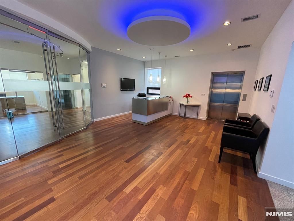 Photo of 1800 Fair Lawn Avenue, Fair Lawn, NJ 07410 (MLS # 25039266)