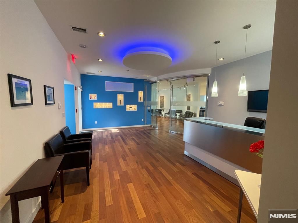 Photo of 1800 Fair Lawn Avenue, Fair Lawn, NJ 07410 (MLS # 25039266)