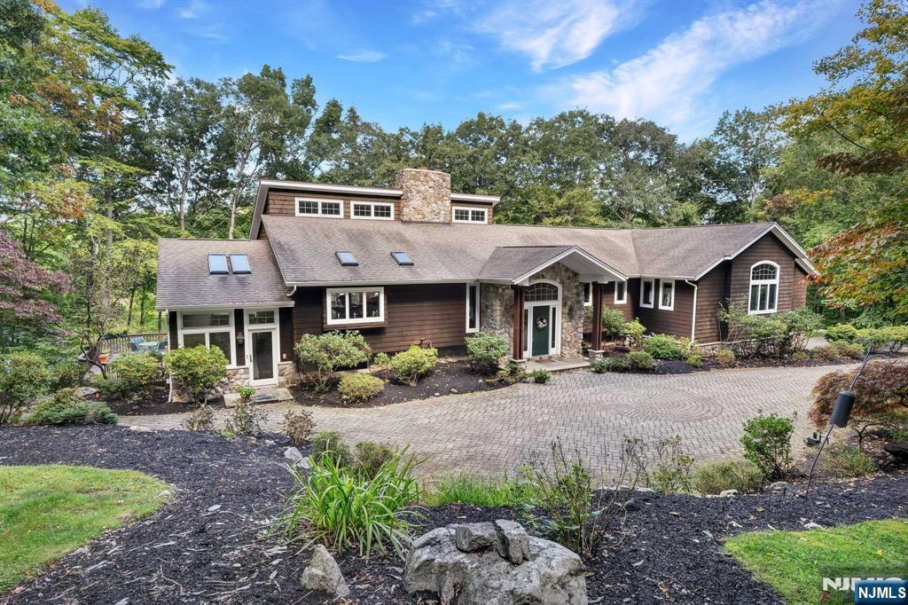 19 Twin Hills Drive, Boonton Twp, New Jersey - 4 Bedrooms  
4 Bathrooms  
10 Rooms - 