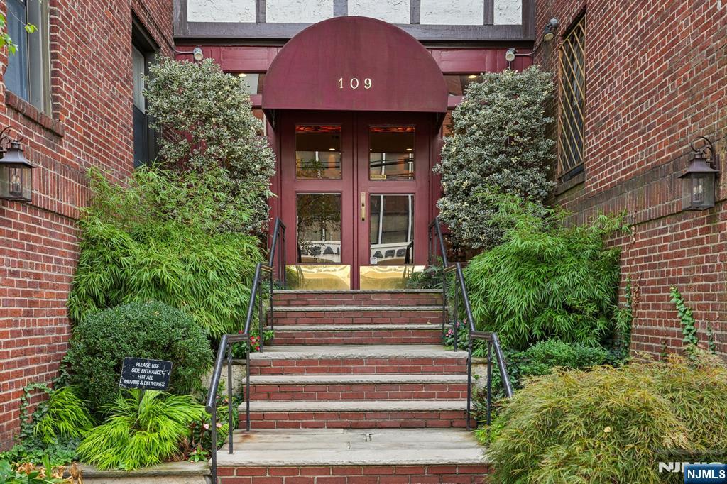 109 N Grand Avenue 4A