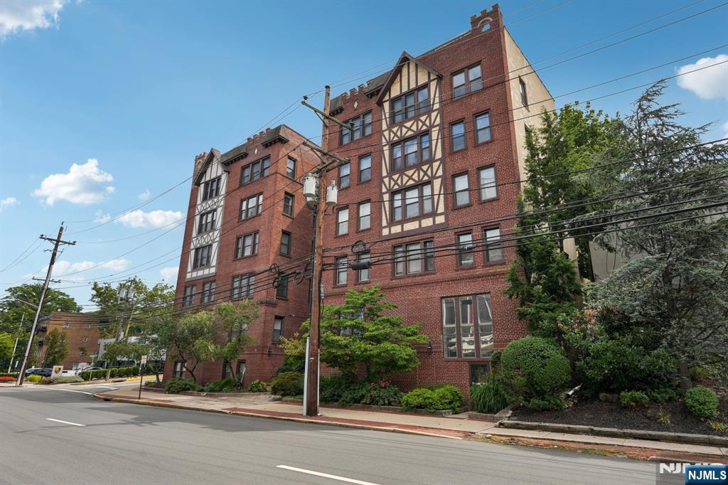 109 N Grand Avenue 4A