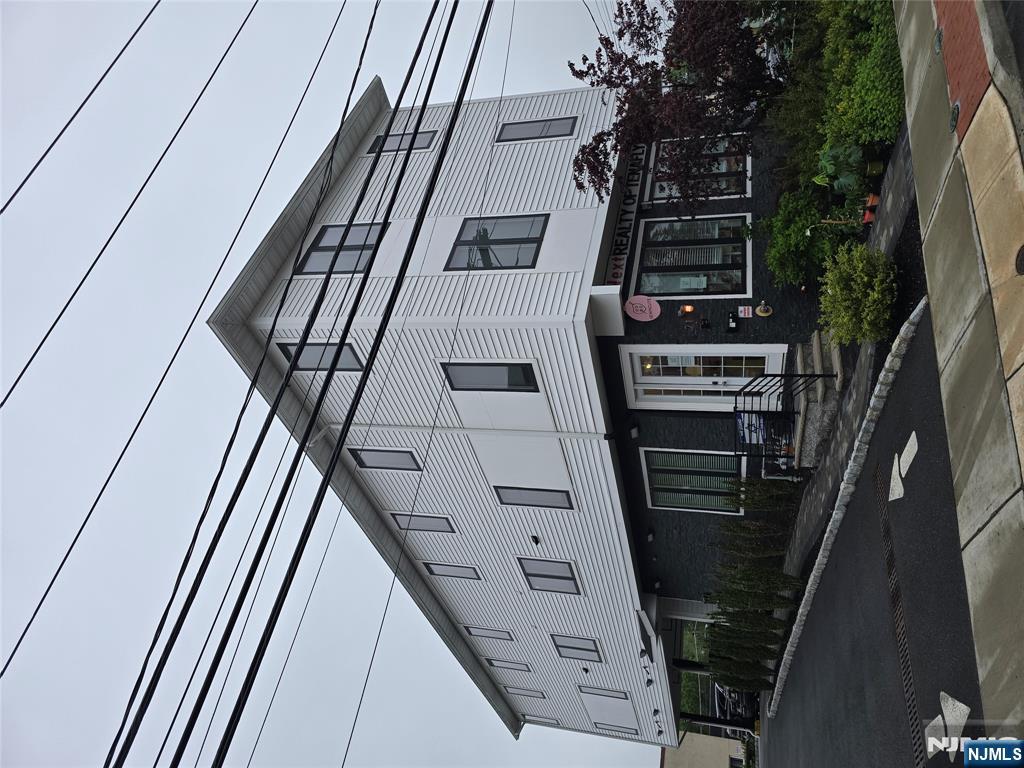 21 S Summit St 1R, Tenafly, New Jersey - 3 Bedrooms  
3 Bathrooms  
6 Rooms - 