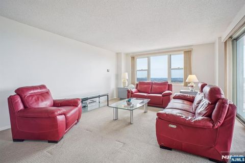 555 North Avenue Unit 17R, Fort Lee, NJ 07024 - MLS#: 25001109
