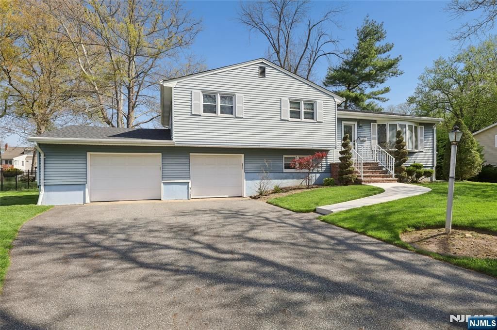 Photo of 35 Robin Road, Wayne, NJ 07470 (MLS # 26014106)