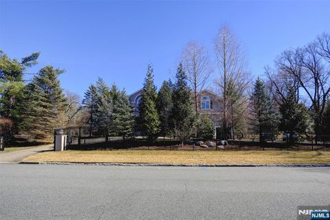 MLS: 25008017