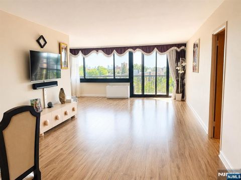 Photo of 770 Anderson Avenue #6R, Cliffside Park, NJ 07010 (MLS # 26017107)