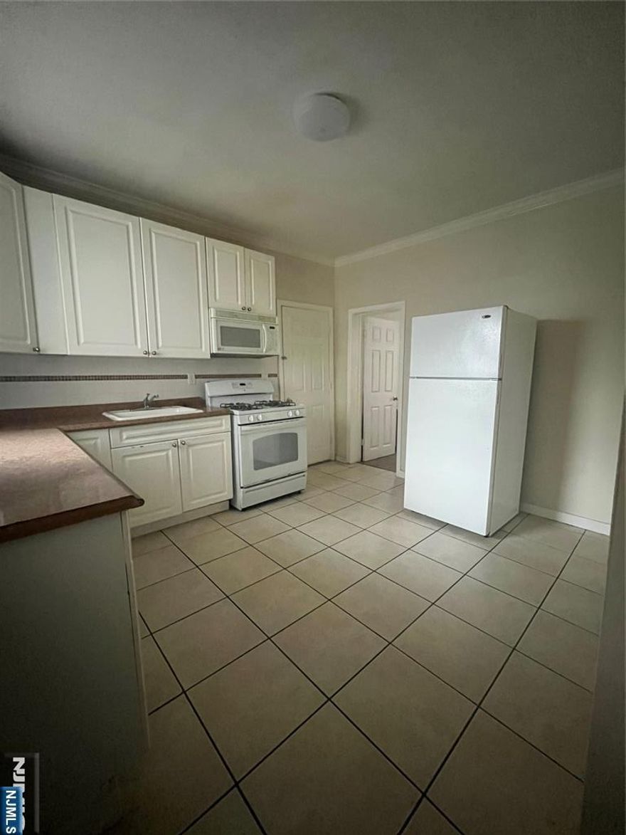 2-Bedroom Apartment in Belleville! Spacious and move-in ready, this apartment offers washer and dryer access, plus use of the backyard. Conveniently located within walking distance to shops, restaurants, schools, and transportation everything you need right at your doorstep