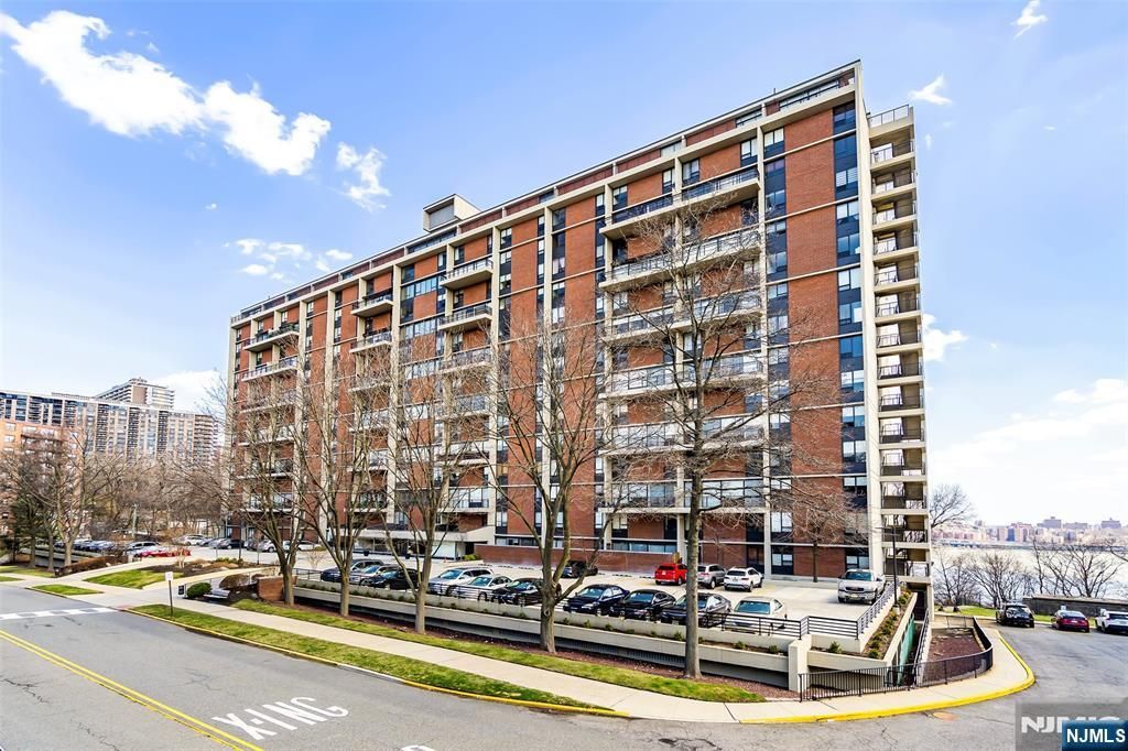 Photo of 4 Horizon Road #G-10, Fort Lee, NJ 07024 (MLS # 26000421)