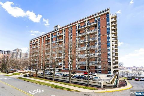 Photo of 4 Horizon Road #G-10, Fort Lee, NJ 07024 (MLS # 26000421)