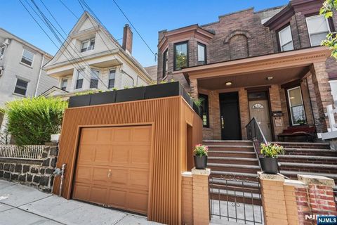 Photo of 41 E 47th Street, Weehawken, NJ 07086 (MLS # 25028933)