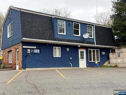 Photo of 30 Greenwood Lake, Ringwood, NJ 07456 (MLS # 26014496)