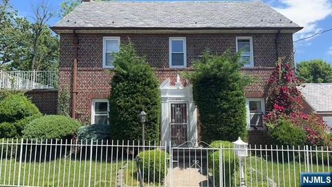 Photo of 255 Bluff Rd, Fort Lee, NJ 07024 (MLS # 26011994)