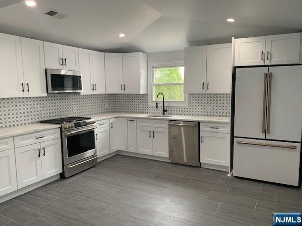 Photo of 19 Roosevelt Avenue, Ridgefield Park, NJ 07603 (MLS # 25018467)