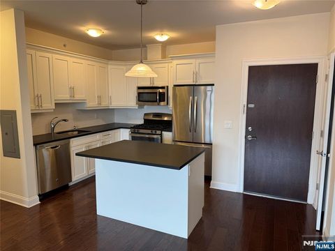 Photo of 225 Walker St #406, Cliffside Park, NJ 07010 (MLS # 25029094)