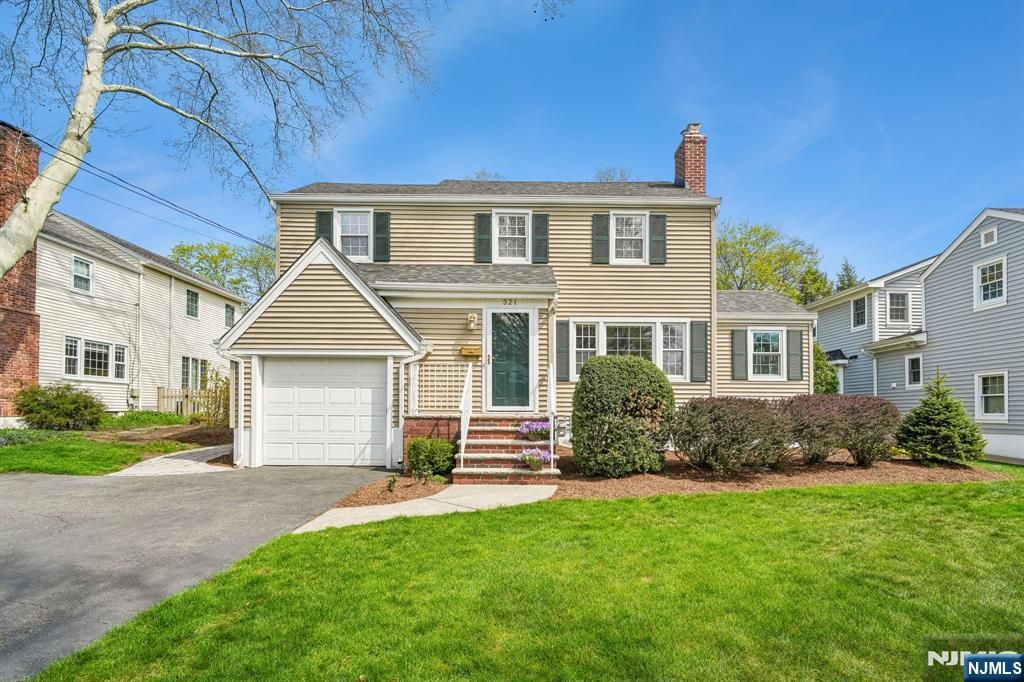 Photo of 321 Kenilworth Road, Ridgewood Village, NJ 07450 (MLS # 26013170)