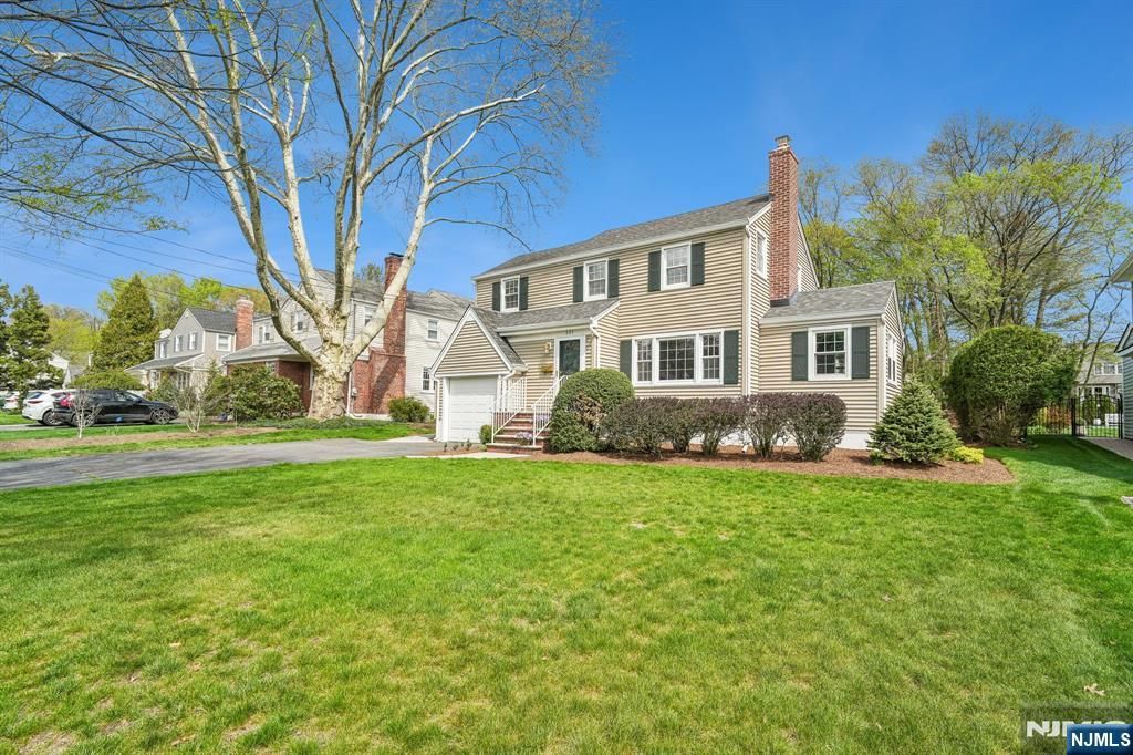 Photo of 321 Kenilworth Road, Ridgewood Village, NJ 07450 (MLS # 26013170)