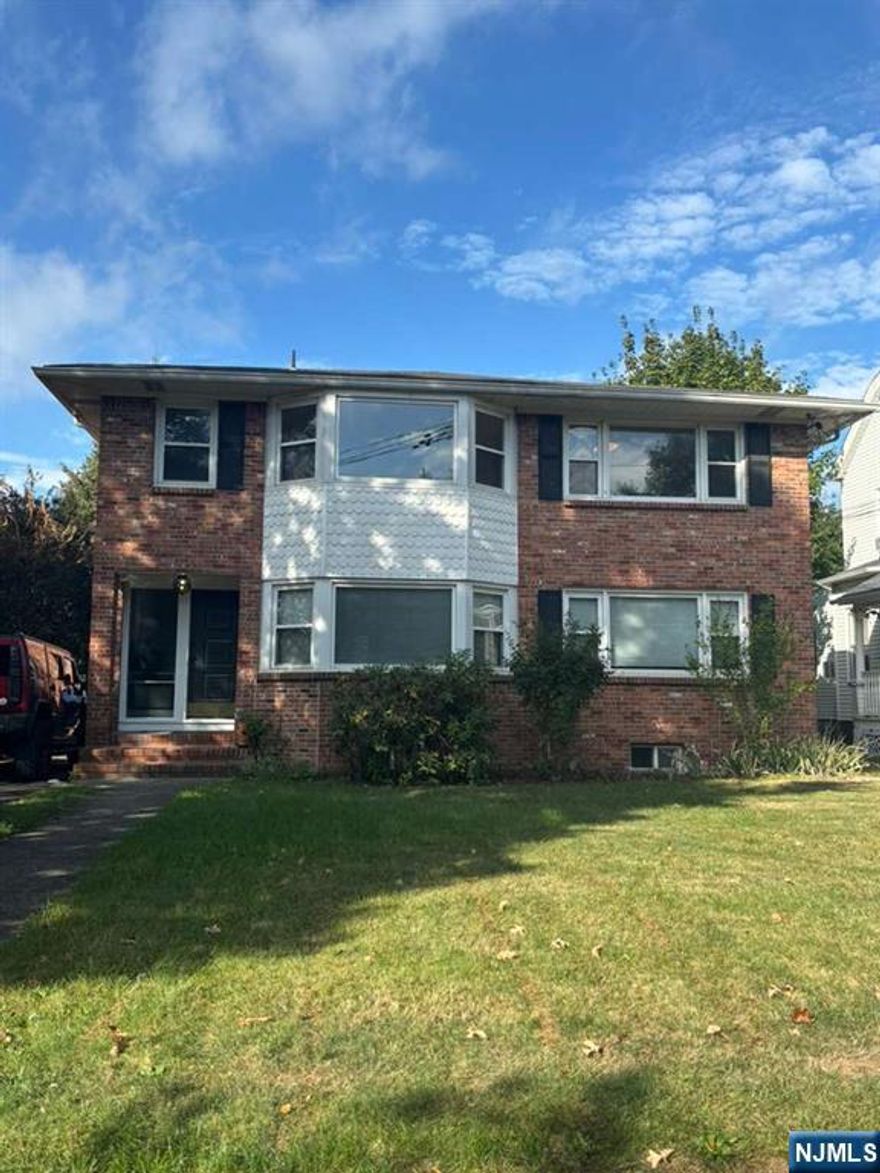 Prime Hawthorne location! Spacious 2nd fl, 3-bedroom unit with a large eat-in kitchen, private storage, washer/dryer hookups, and two on-site parking spaces. Fridge and washer & dryer NOT included.