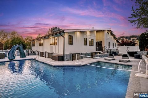 Photo of 22 Berkshire Place, Englewood Cliffs, NJ 07632 (MLS # 26014401)