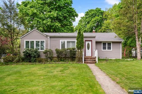 Photo of 3 Burton, Cresskill, NJ 07626 (MLS # 26015230)
