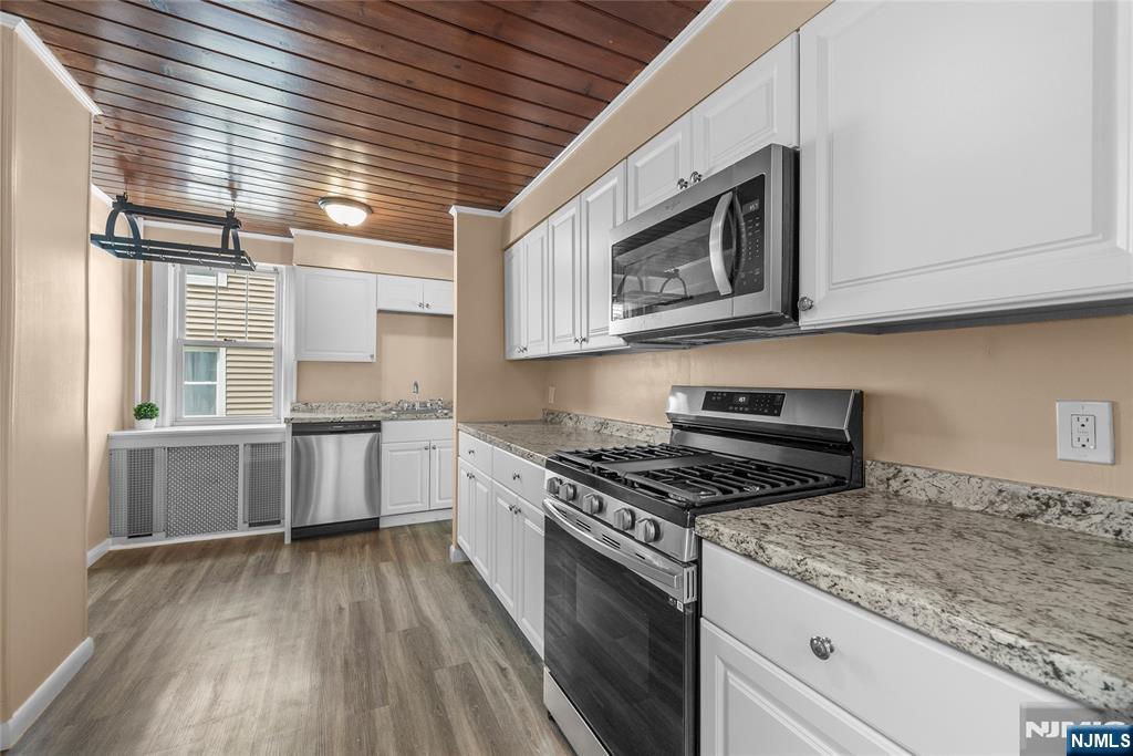 Rental Property at 82 Yesler, Hillsdale, New Jersey - Bedrooms: 3 
Bathrooms: 1 
Rooms: 6  - $2,850 MO.