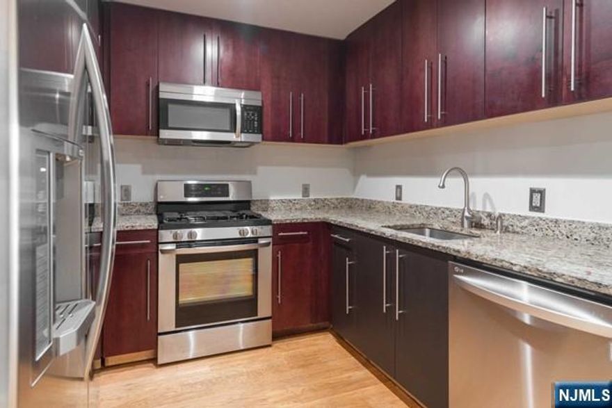 Luxury Riverview/City View 2 bedroom 2 bathroom condo unit. This unit comes with hardwood floor, kitchen with stainless appliances, granite countertops, modern bathrooms. One Hudson Park building offers 24 hours doorman, Indoor pool, fitness center , roof top deck, playroom & many more. Easy commute to NYC, close to shopping.