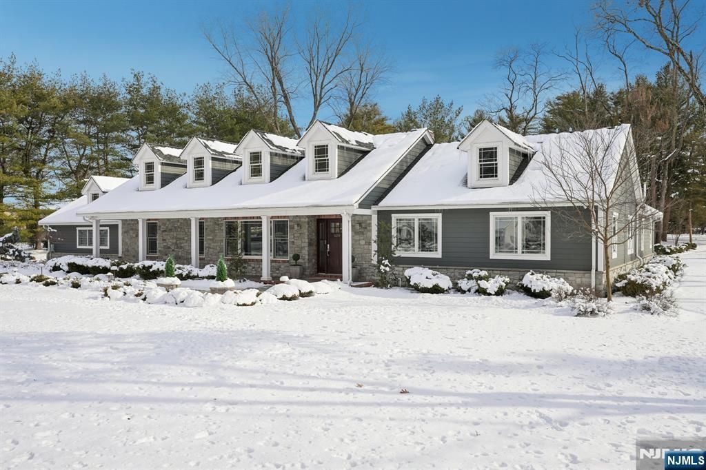 Photo of 320 Long Bow Drive, Franklin Lakes, NJ 07417 (MLS # 26002289)