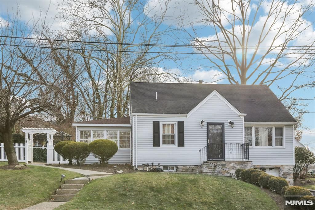 Photo of 4 Brookview Drive, Woodland Park, NJ 07424 (MLS # 25041472)