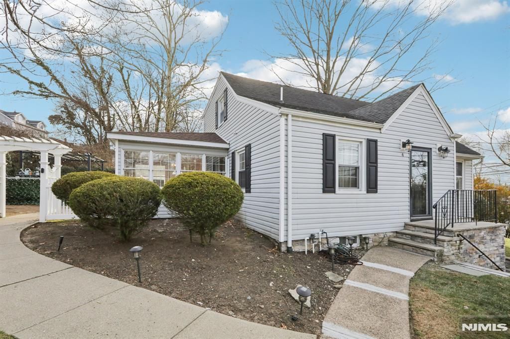 Photo of 4 Brookview Drive, Woodland Park, NJ 07424 (MLS # 25041472)