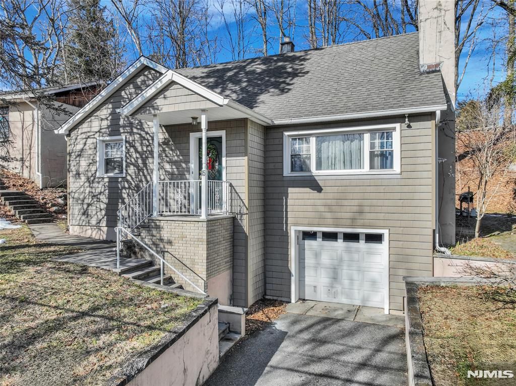 Photo of 15 High Mountain Road, Oakland, NJ 07436 (MLS # 26009319)