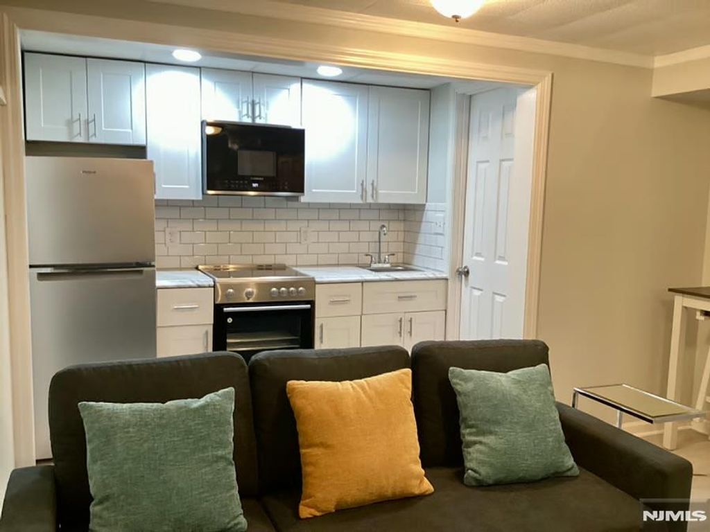 Photo of 15 High Mountain Road, Oakland, NJ 07436 (MLS # 26009319)