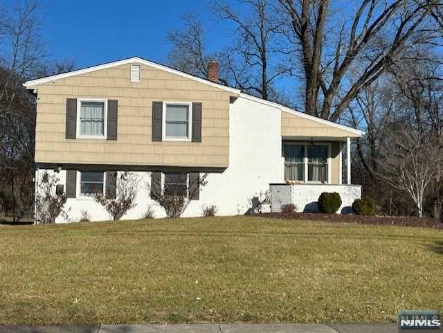 132 Chadwick Pl, Glen Rock, New Jersey - 3 Bedrooms  
3 Bathrooms  
7 Rooms - 