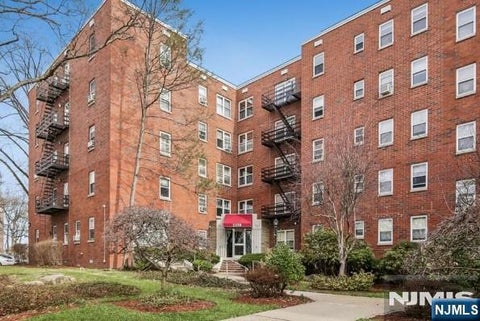 Photo of 2350 Linwood Ave #4E, Fort Lee, NJ 07024 (MLS # 26040054)