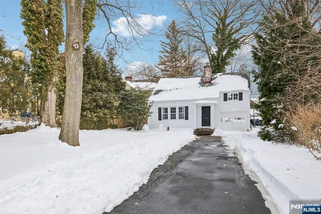 Photo of 11 S Monroe Street, Ridgewood Village, NJ 07450 (MLS # 26006295)