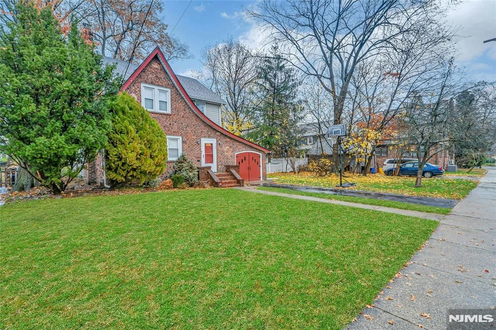 Photo of 425 Beatrice Street, Teaneck, NJ 07666 (MLS # 25040992)