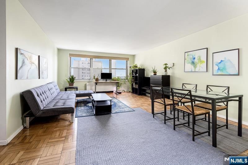 2100 Linwood 18N
