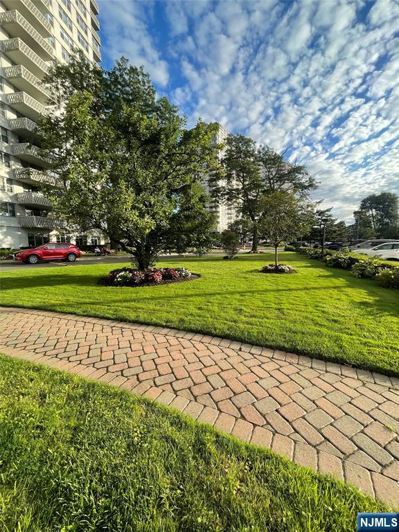 2100 Linwood 18N
