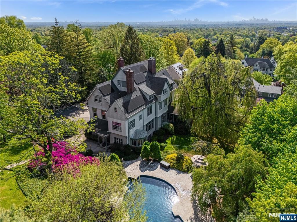 29 Highland Ave, Montclair, New Jersey - 7 Bedrooms  
6 Bathrooms  
17 Rooms - 