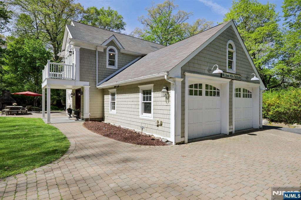 Property for Sale at 41 Snow Drive, Mahwah, New Jersey - Bedrooms: 3 
Bathrooms: 4 
Rooms: 6  - $1,195,000