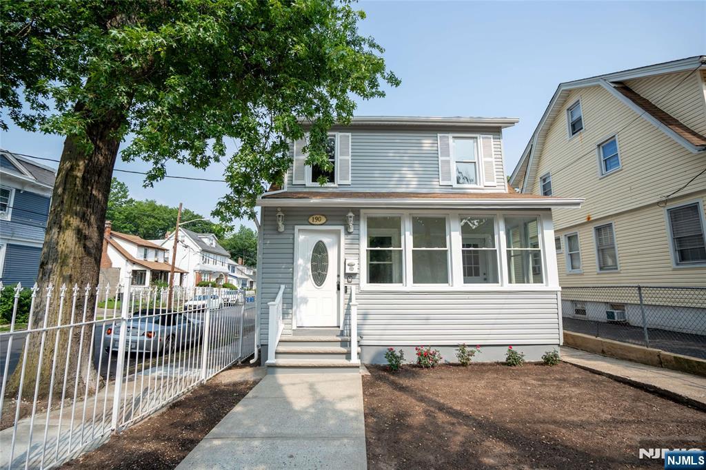 190 Alexander Street, Newark, New Jersey - 3 Bedrooms  
2 Bathrooms  
6 Rooms - 