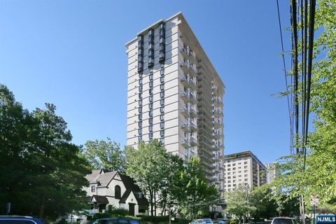 Photo of 160 Overlook Ave #18D, Hackensack, NJ 07601 (MLS # 26001216)