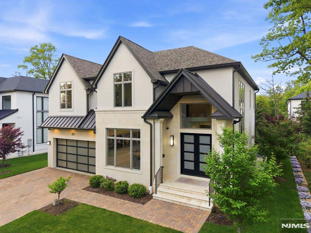 Photo of 29 Roslyn Avenue, Englewood Cliffs, NJ 07632 (MLS # 26020936)