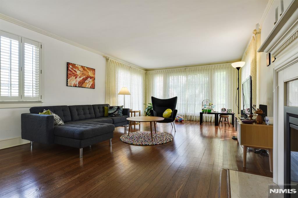 869 Ridgewood Road _